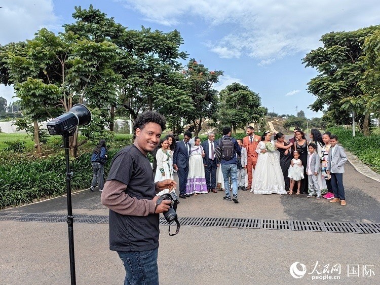 一對新人和親友在亞的斯亞貝巴友誼廣場合影。人民網(wǎng)記者 陳星星攝