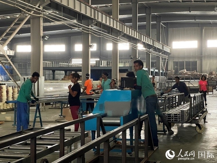 東方工業(yè)園華嘉鋁業(yè)生產(chǎn)車間。人民網(wǎng)記者 趙艷紅攝