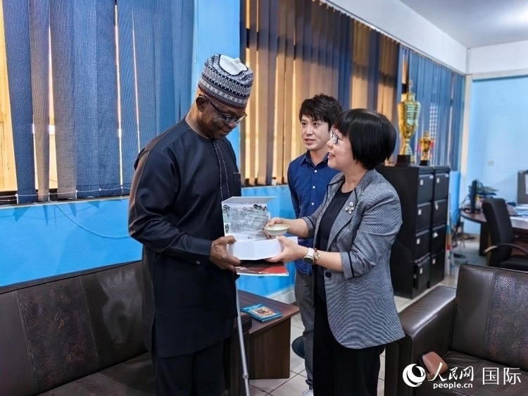 人民網(wǎng)監(jiān)事會主席唐維紅（右一）帶隊訪問尼日利亞通訊社，與該社總裁布克·龐勒（左一）交流。人民網(wǎng)記者 陳星星攝