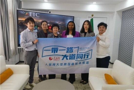 埃塞俄比亞投資委主任萊利斯（右三）、萬(wàn)巧云（左二）與人民網(wǎng)記者合影。