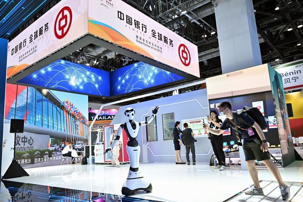 9月1日，媒體記者在國家會議中心中國銀行展臺拍攝一款迎賓接待機器人。新華社記者 李鑫 攝