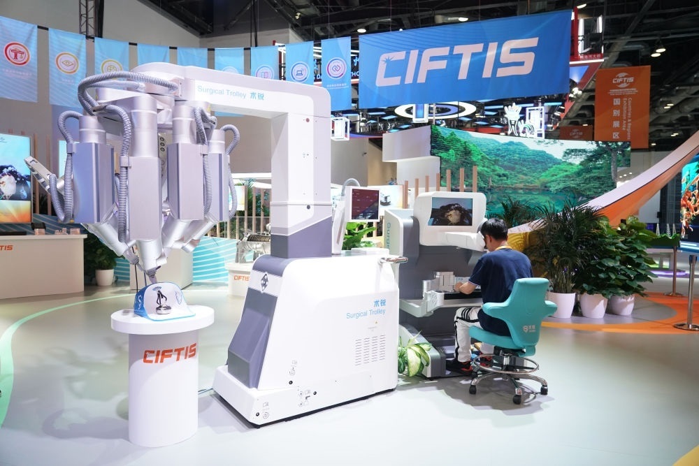 這是9月1日在國家會議中心拍攝的一款單孔腔鏡手術(shù)機器人。新華社記者 任超 攝