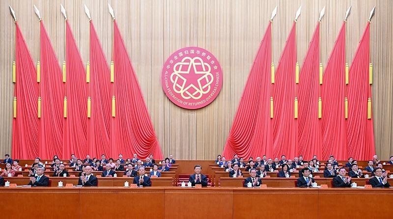 2023年8月31日，第十一次全國歸僑僑眷代表大會(huì)在北京人民大會(huì)堂開幕。習(xí)近平等黨和國家領(lǐng)導(dǎo)人到會(huì)祝賀