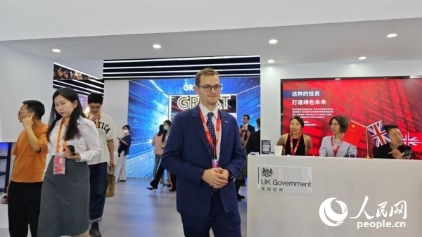 9月2日，英國館館長、英國商業(yè)貿(mào)易部市場推廣主管康鵬接受人民網(wǎng)記者采訪。人民網(wǎng)記者 趙雯博攝