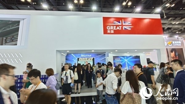 9月3日，英國館吸引參展觀眾駐足。人民網(wǎng)記者 趙雯博攝