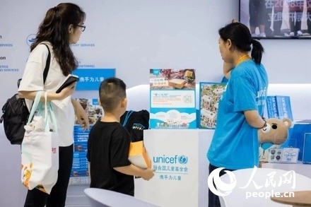 9月2日，觀眾駐足聯(lián)合國兒童基金會(huì)展館。圖片由聯(lián)合國兒童基金會(huì)提供