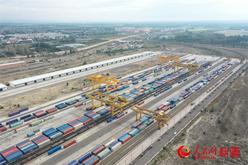 8月8日，在霍爾果斯口岸換裝廠區(qū)，工人正在進(jìn)行吊箱作業(yè)。 人民網(wǎng)記者 張力洋攝