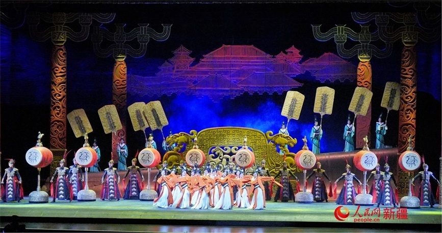 第六屆中國(guó)新疆國(guó)際民族舞蹈節(jié)開(kāi)幕式上演出的歷史題材舞劇《張騫》。 人民網(wǎng) 李欣洋攝