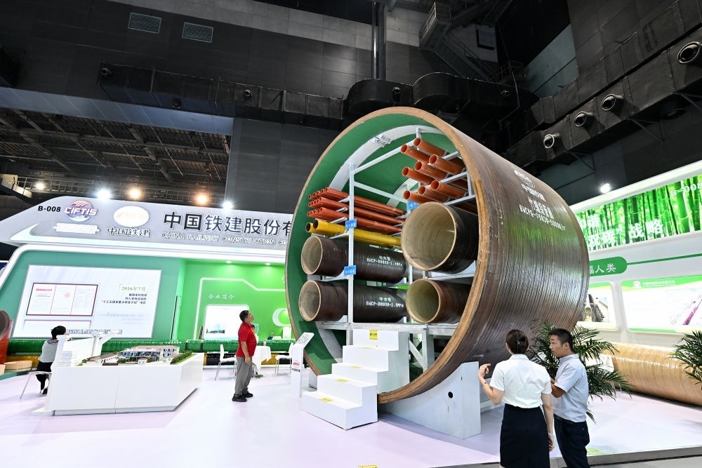 9月2日，在國家體育館舉行的服貿(mào)會環(huán)境服務專題展上，客商在中國鐵建展位竹纏繞管廊旁了解信息。新華社記者 李鑫 攝