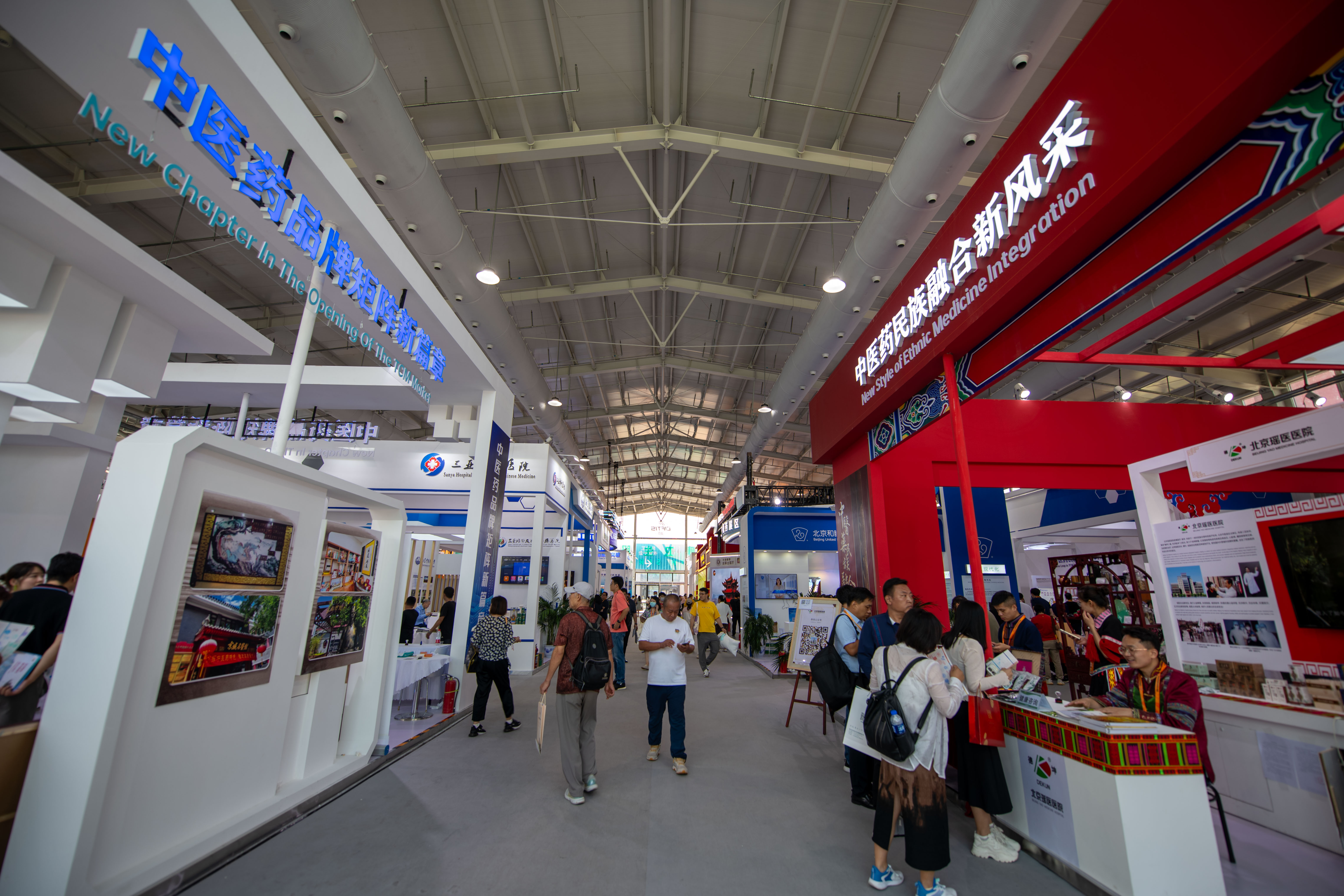 在位于首鋼園的健康衛(wèi)生服務(wù)展區(qū)，觀眾正在參觀。人民網(wǎng)記者 翁奇羽攝