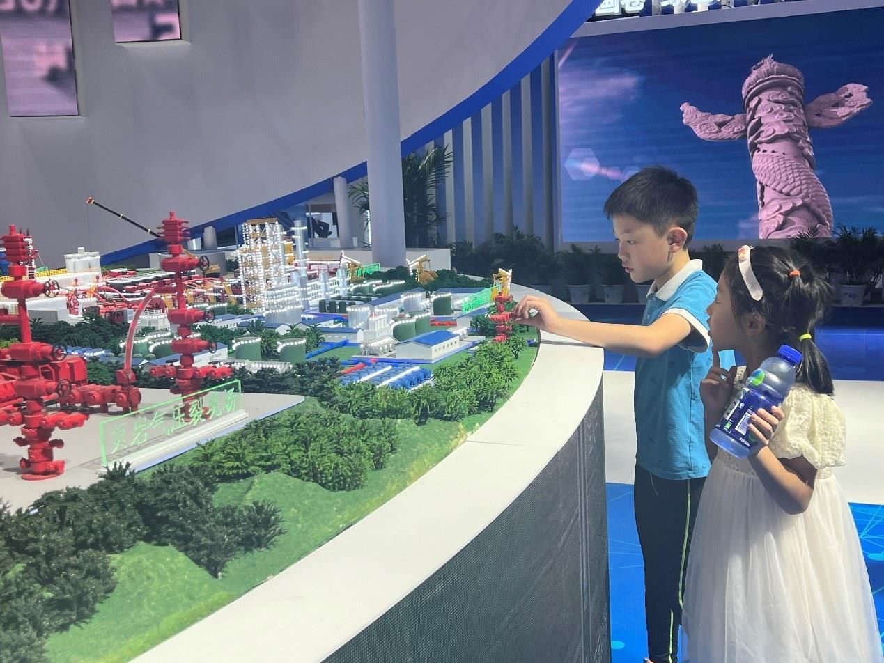 小朋友正在觀看展覽模型。人民網(wǎng) 歐陽易佳攝