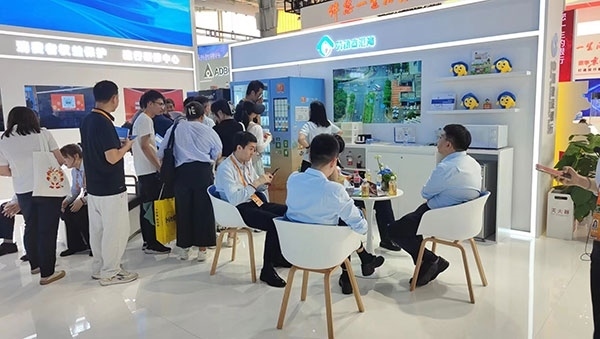 銀行機(jī)構(gòu)“勞動者港灣”的服務(wù)理念，吸引觀展群眾上前咨詢。人民網(wǎng)記者 李彤?dāng)z