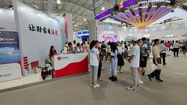 在銀行展臺，“溫度”成為了高頻詞匯。人民網(wǎng)記者 李彤?dāng)z