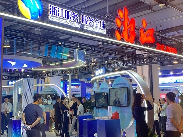 在浙江省交易團(tuán)展區(qū)，數(shù)字支付技術(shù)吸引了觀展群眾的目光。人民網(wǎng)記者 李彤?dāng)z