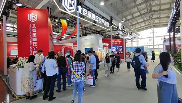 金融安全、投資者教育是金融服務(wù)展區(qū)知識科普的重要展示環(huán)節(jié)。人民網(wǎng)記者 李彤?dāng)z