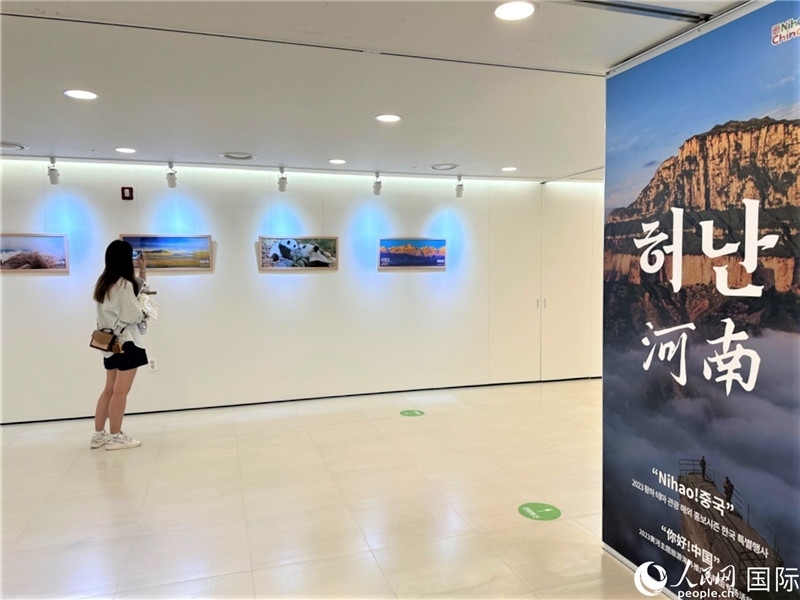 2.民眾參觀“看九曲黃河 聽華夏故事”主題展。人民網(wǎng)記者 馬菲攝