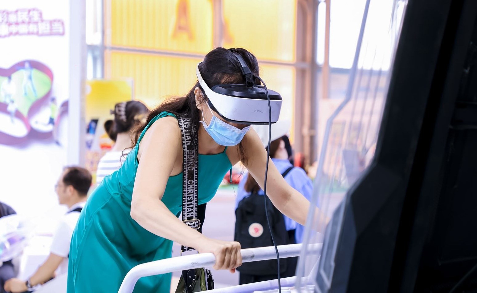 觀眾參與AI體驗。圖片來源：中國國際服務貿易交易會