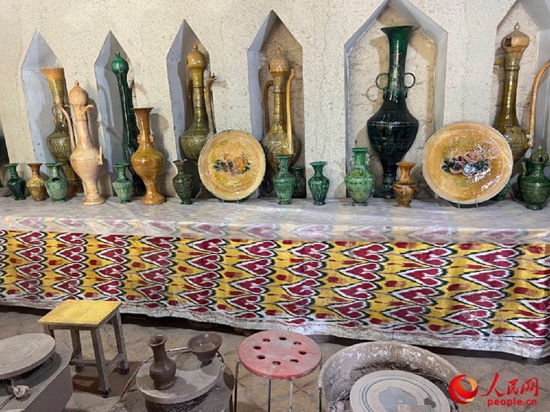 游客制作土陶體驗區(qū)。人民網(wǎng)記者 常雪梅攝