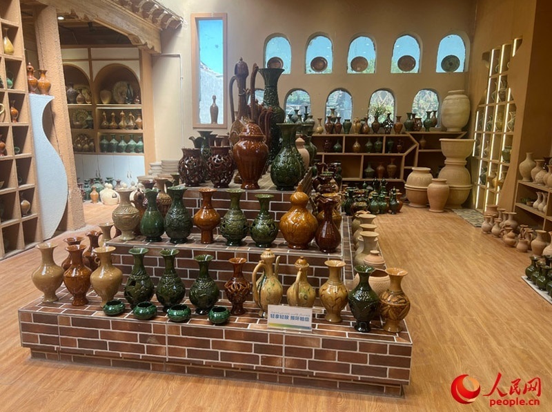 土陶展覽館內(nèi)展示的精美土陶制品。人民網(wǎng)記者 常雪梅攝