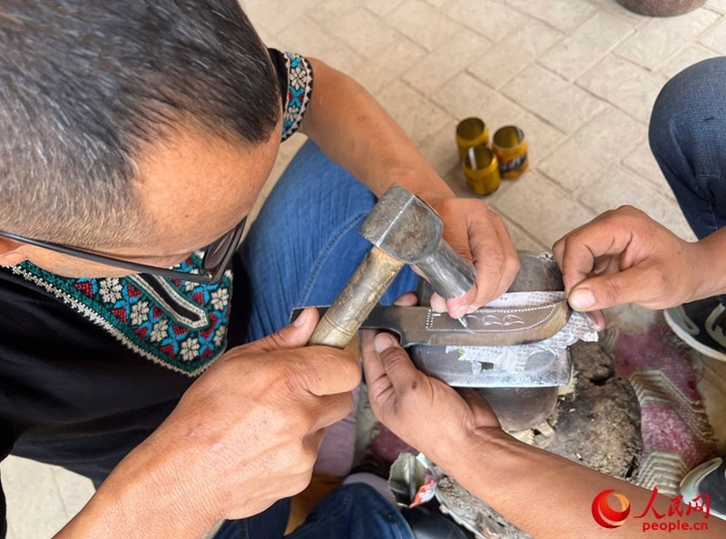 手工制作英吉沙小刀。人民網(wǎng)記者 常雪梅攝