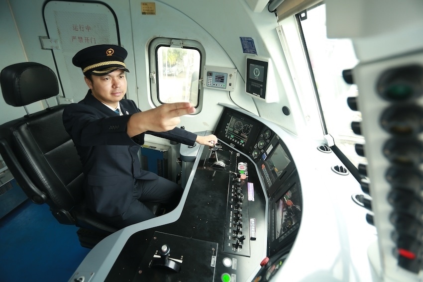 發(fā)車前，仲俊斕確認(rèn)儀表、指示燈狀態(tài)正常。成都機(jī)務(wù)段供圖