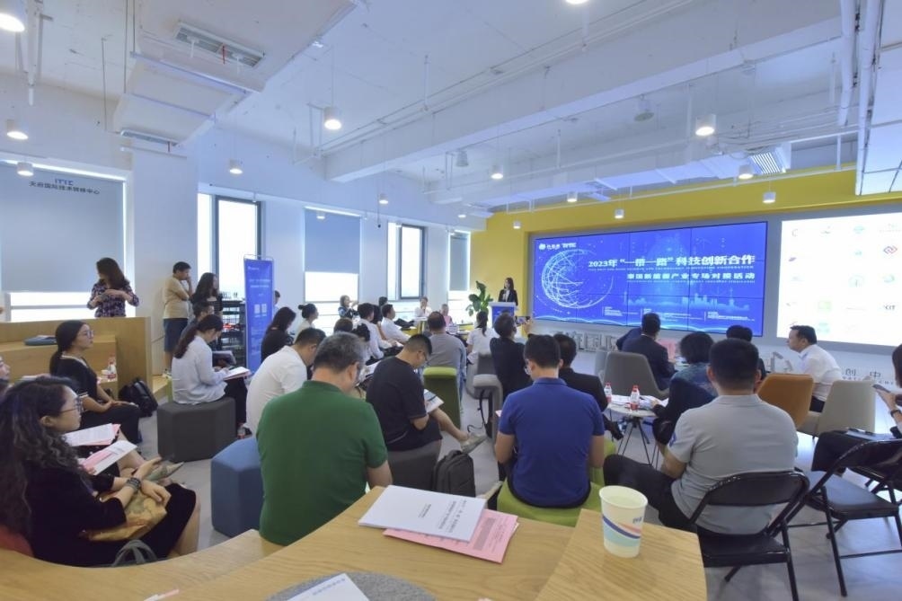 在天府國際技術(shù)轉(zhuǎn)移中心承辦的2023年“一帶一路”科技創(chuàng)新合作——泰國新能源產(chǎn)業(yè)專場對(duì)接活動(dòng)中，中泰企業(yè)機(jī)構(gòu)達(dá)成了合作意向。天府國際技術(shù)轉(zhuǎn)移中心供圖