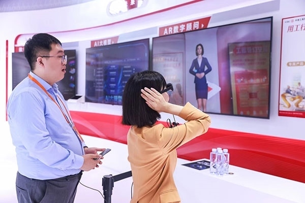 在工商銀行展臺(tái)，數(shù)字員工“工曉伴”與觀展游客互動(dòng)。受訪者供圖