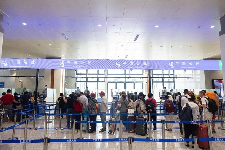 乘坐中老鐵路國(guó)際旅客列車的旅客在磨憨邊檢大廳排隊(duì)候檢。黃遠(yuǎn)飛 攝