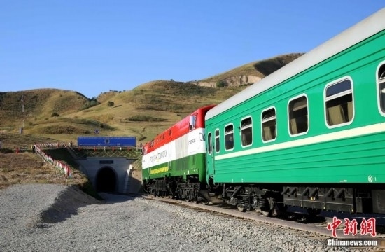 2016年8月24日，塔吉克斯坦“瓦赫達(dá)特-亞灣”鐵路通車。這是絲綢之路經(jīng)濟(jì)帶框架下首個(gè)開(kāi)工并建成的鐵路項(xiàng)目，具標(biāo)志性意義。圖為火車進(jìn)入由中鐵十九局集團(tuán)有限公司承建的隧道。文龍杰 攝