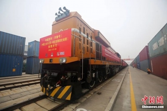 2021年7月5日，中國(guó)—上海合作組織地方經(jīng)貿(mào)合作示范區(qū)（簡(jiǎn)稱“上合示范區(qū)”）前往塔吉克斯坦首都杜尚別的首班中歐班列（齊魯號(hào)）“上合快線”發(fā)出，從上合示范區(qū)青島多式聯(lián)運(yùn)中心啟程，為中國(guó)及日本、韓國(guó)等周邊國(guó)家和地區(qū)與塔吉克斯坦經(jīng)貿(mào)往來(lái)提供了全新的物流解決方案。胡耀杰 攝