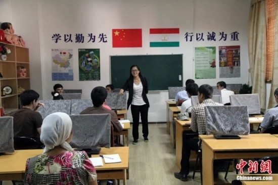 2014年，塔吉克斯坦國(guó)立民族大學(xué)的孔子學(xué)院內(nèi)，教師正在為塔吉克斯坦學(xué)生授課。田冰 攝