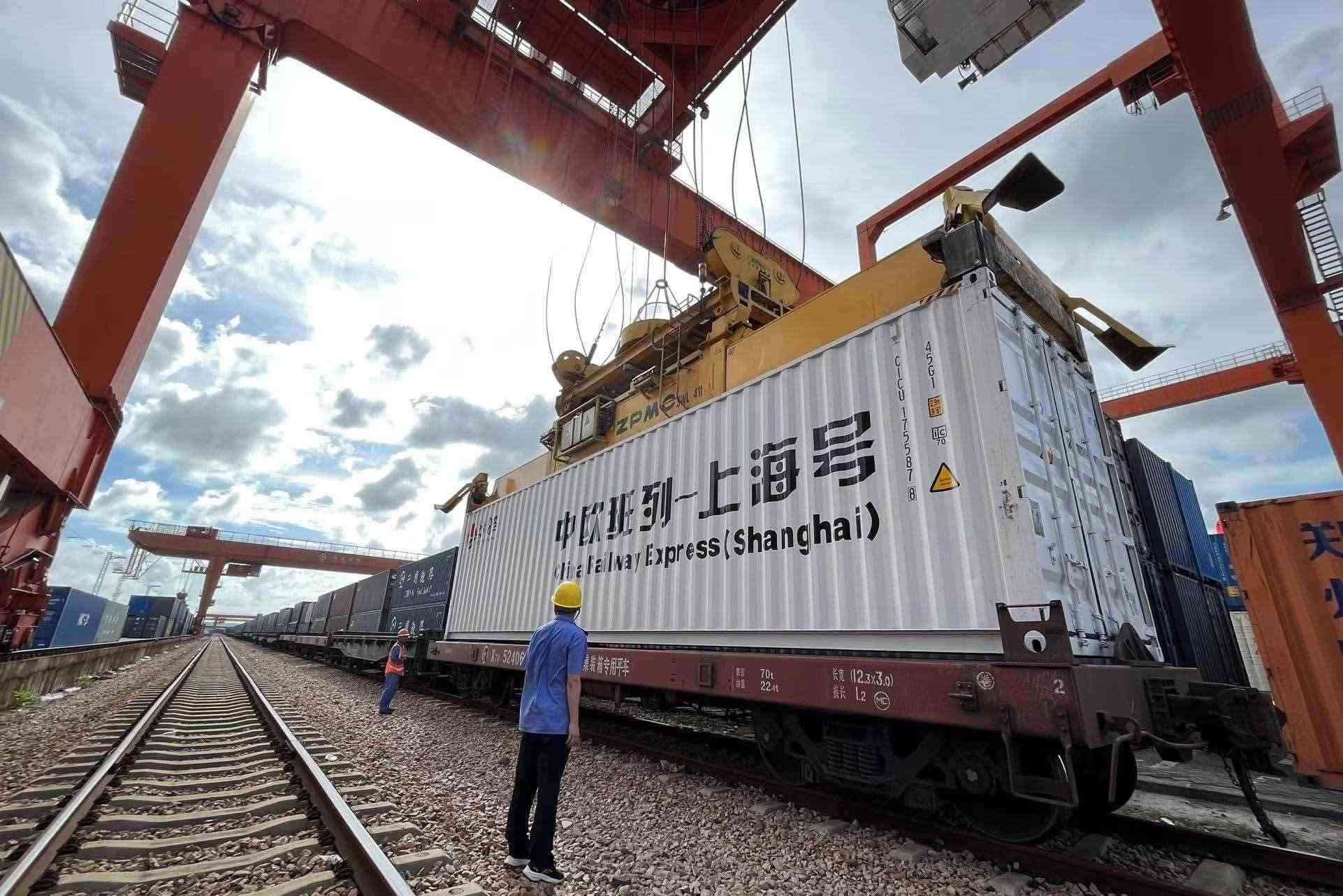 鐵路上海貨運(yùn)中心閔行站貨場(chǎng)內(nèi)，吊機(jī)在貨運(yùn)員的監(jiān)裝下進(jìn)行裝車落箱作業(yè)。人民網(wǎng) 皇甫萬里攝