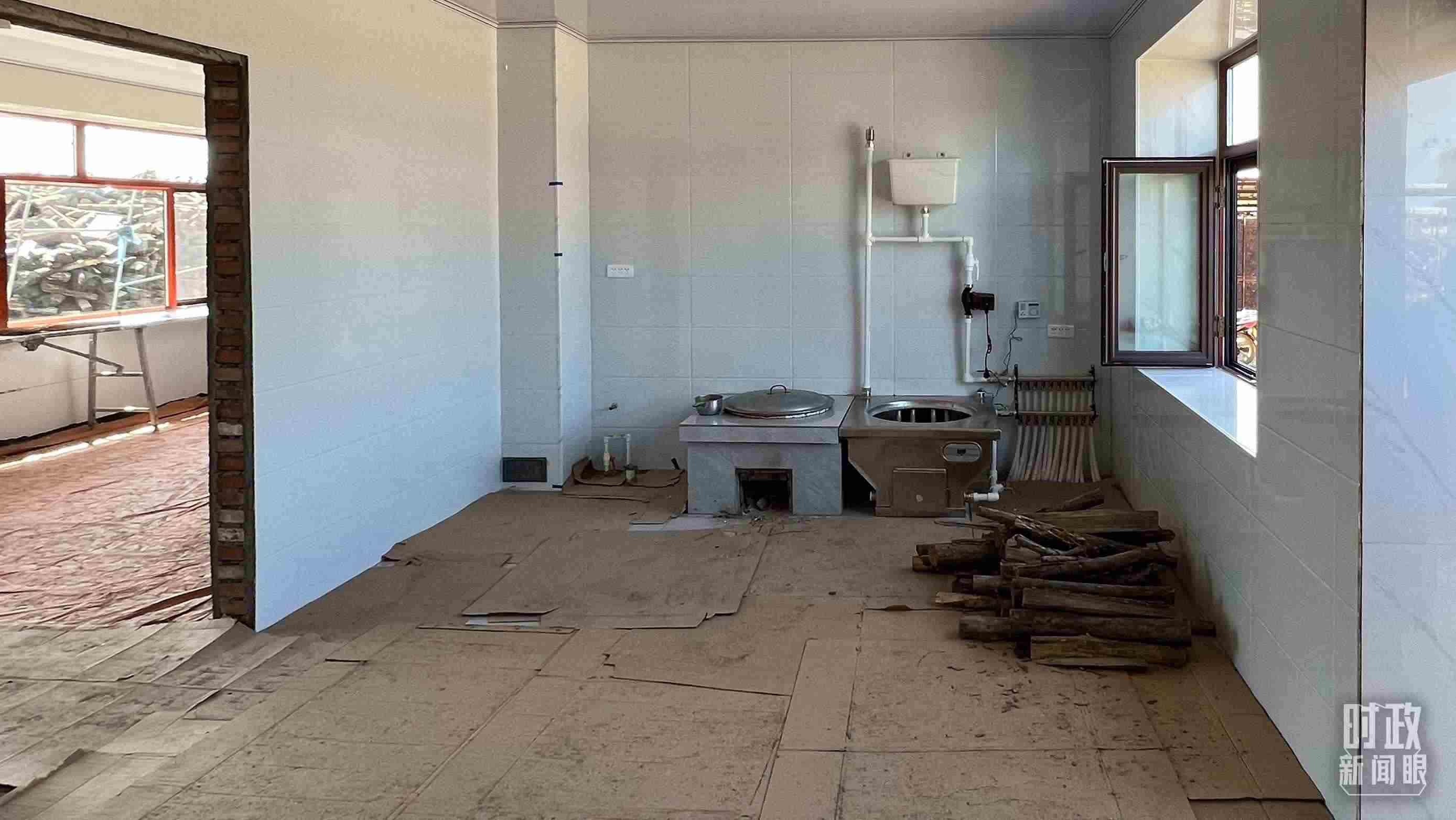 △龍王廟村內(nèi)，受災(zāi)房屋內(nèi)部正在進(jìn)行翻修。（總臺(tái)央視記者邢彬拍攝）