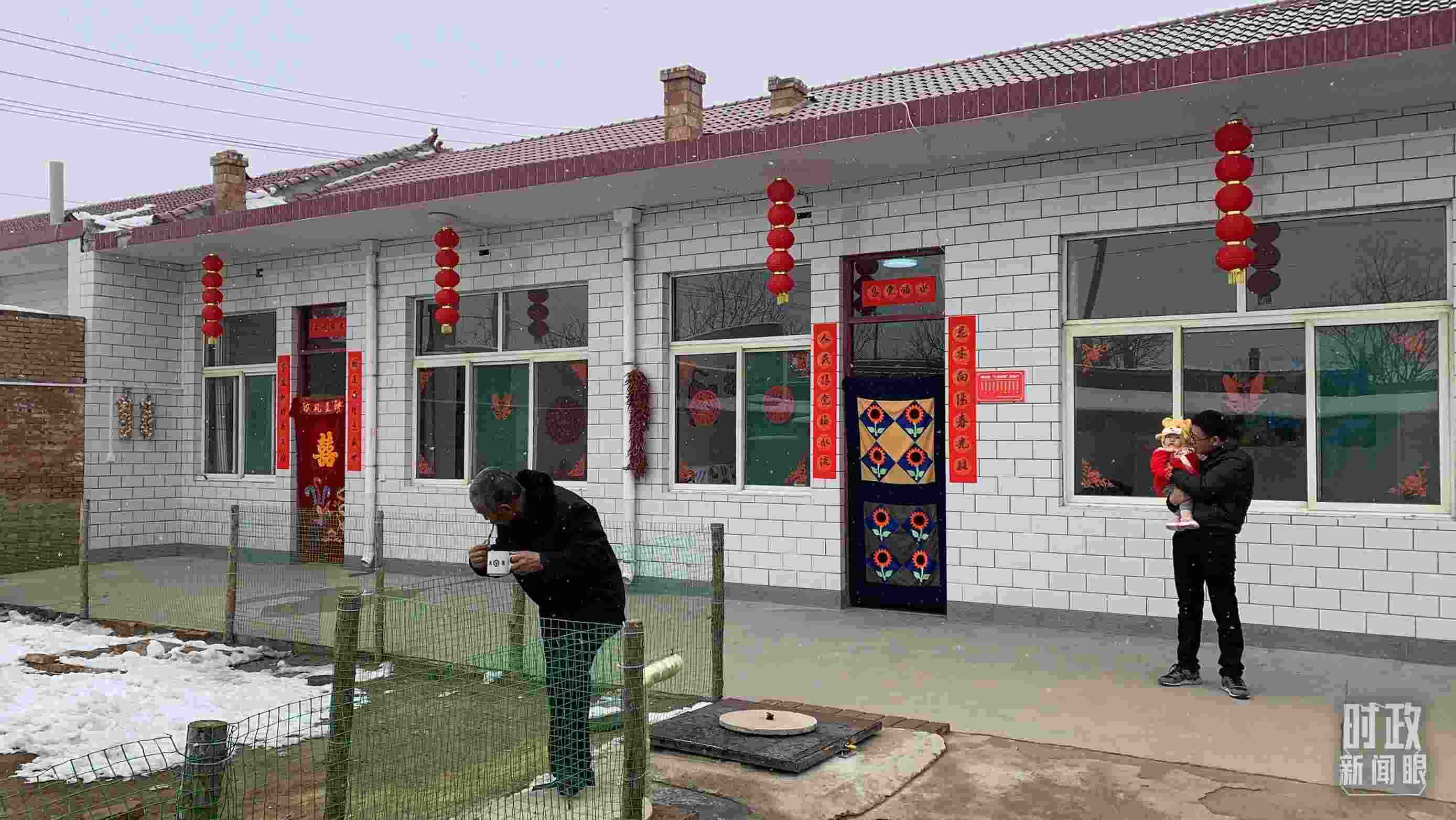 △ 當(dāng)年春節(jié)來(lái)臨之前，馮南垣村受災(zāi)村民全部搬進(jìn)了新家。（總臺(tái)央視記者段德文拍攝）