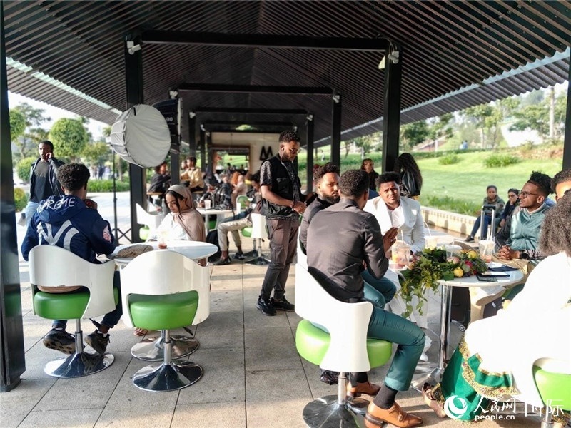 友誼廣場的果汁店一座難求。人民網記者 陳星星攝