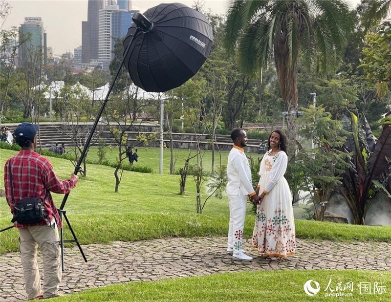 一對新人在友誼廣場拍照。人民網記者 趙艷紅攝