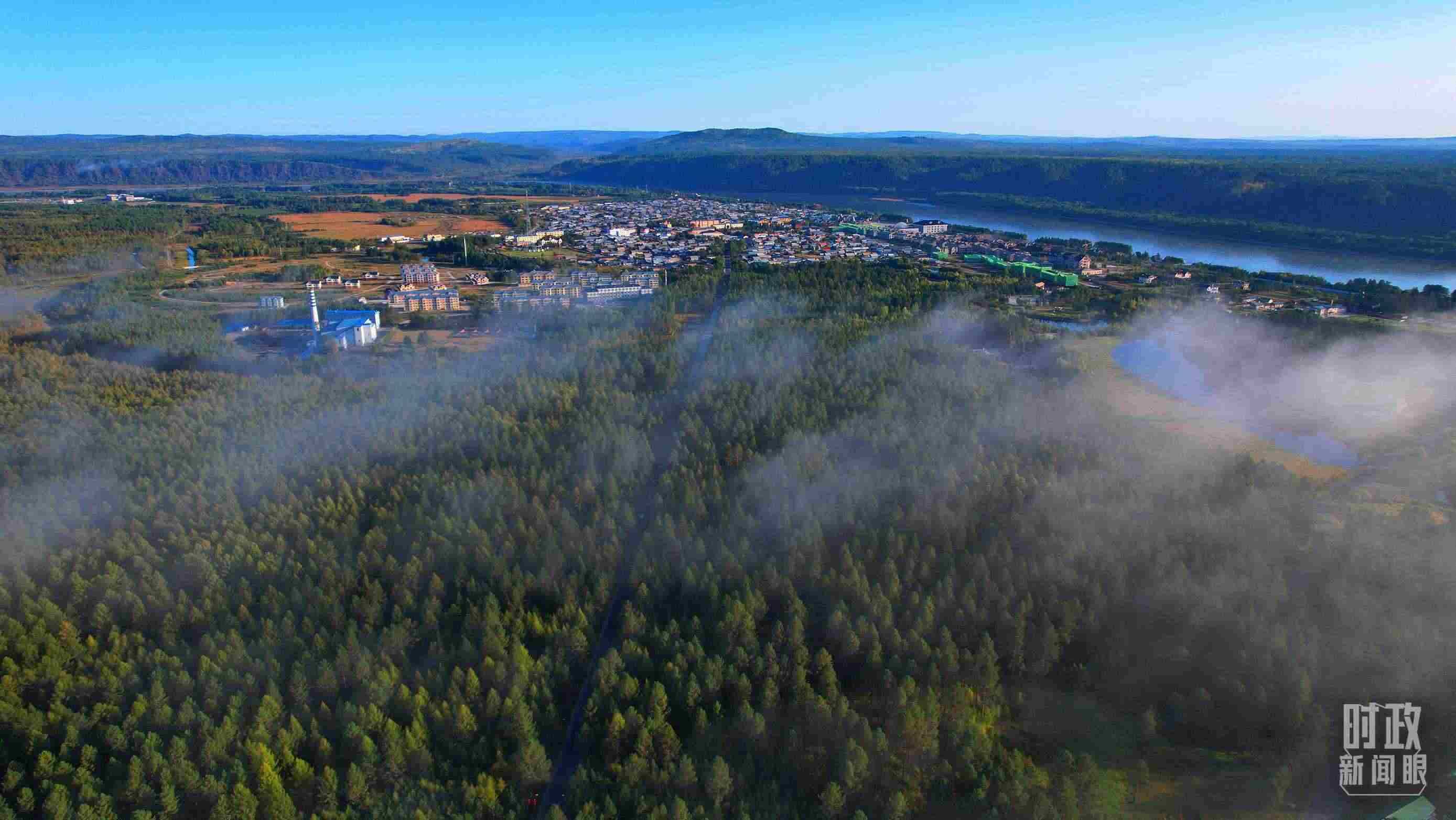 △薄霧籠罩的漠河林場。（總臺(tái)央視記者范凱拍攝）