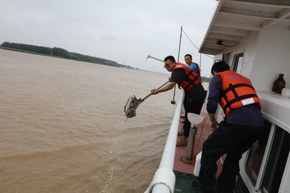 2023年6月29日，調(diào)水調(diào)沙期間，黃河下游利津水文站工作人員在進(jìn)行取沙作業(yè)。新華社記者 劉詩(shī)平 攝