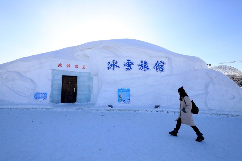 游客從北極村冰雪旅館的一個房間前走過（2018年1月31日攝）。