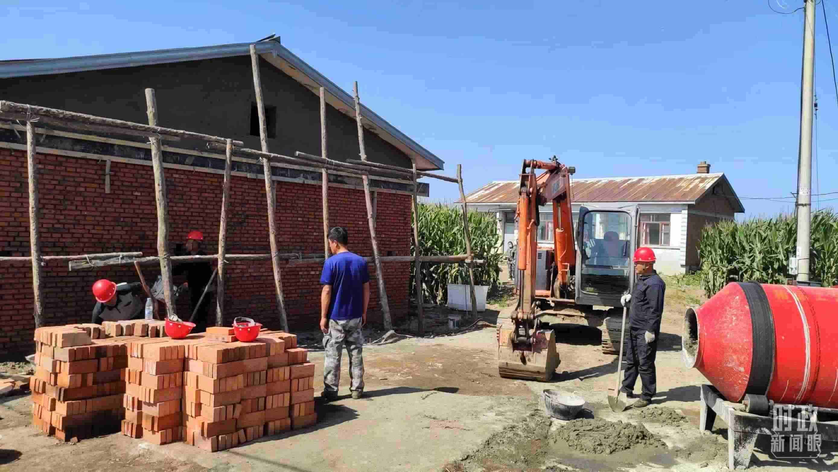 △村民正在修繕被損的房屋。（總臺(tái)央視記者薛冠南拍攝）