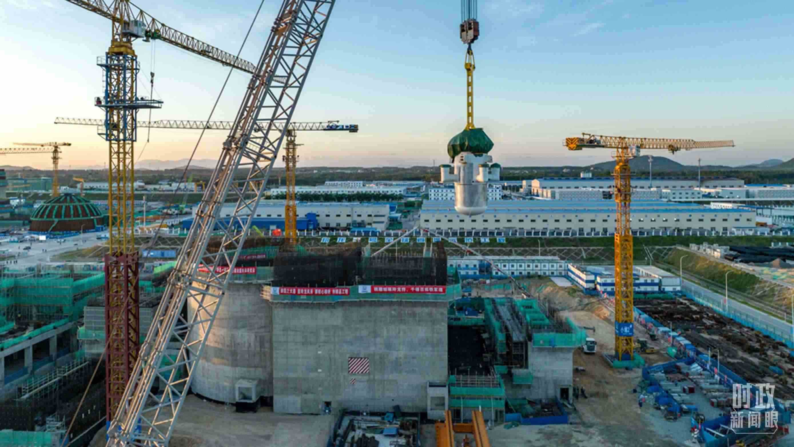 △8月10日，由中國第一重型機(jī)械股份公司承制的玲龍一號(hào)反應(yīng)堆核心模塊“玲龍之心”成功吊裝。（圖/國務(wù)院國資委網(wǎng)站）