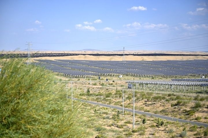 這是2023年8月24日拍攝的內(nèi)蒙古鄂爾多斯市達(dá)拉特光伏基地。新華社記者 賀書(shū)琛 攝