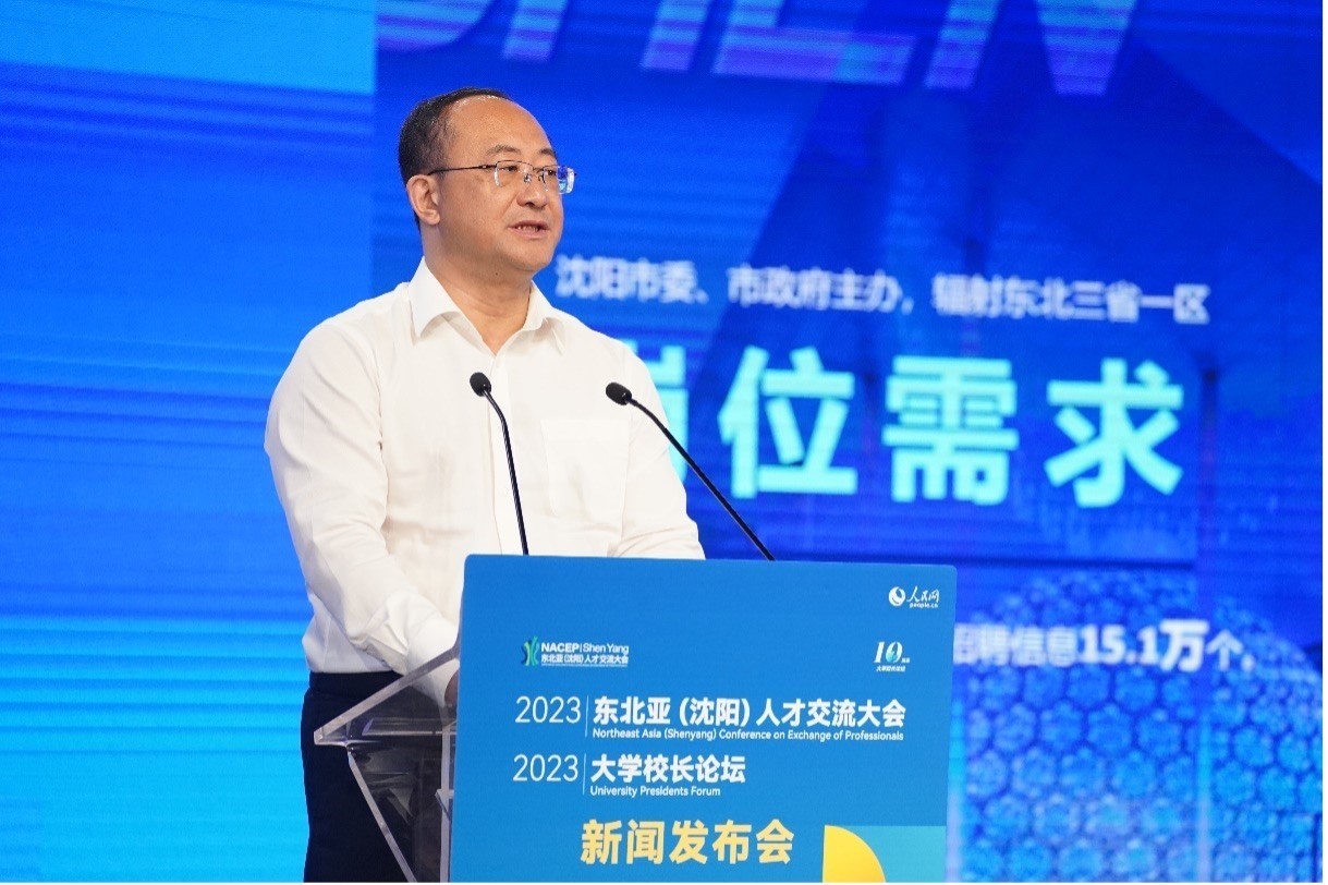 遼寧省沈陽(yáng)市人力資源和社會(huì)保障局黨組書(shū)記、局長(zhǎng)王志剛發(fā)布崗位需求和人才政策。人民網(wǎng)記者 馬天翼攝