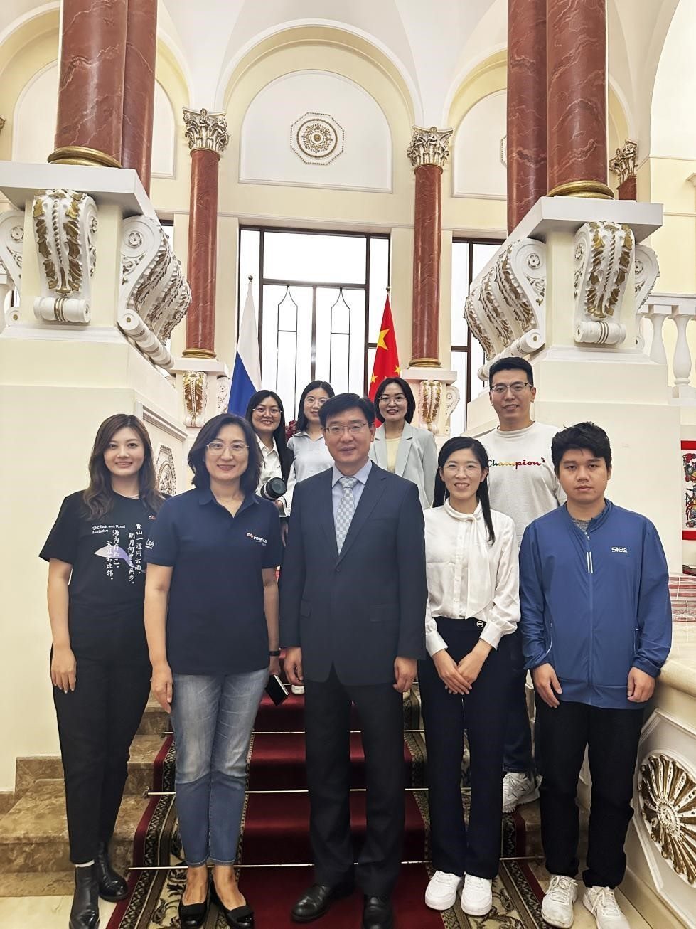 中國駐俄羅斯大使館公使銜文化參贊、莫斯科中國文化中心主任封立濤（前排中）與人民網(wǎng)記者合影。