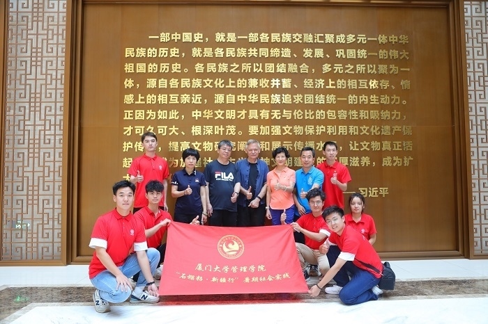 潘維廉和實踐隊師生在昌吉州博物館合影。主辦方供圖