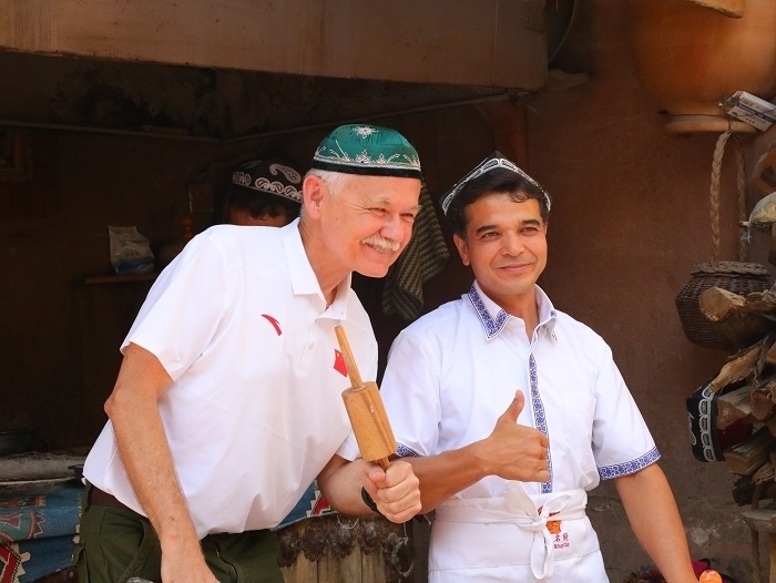 潘維廉和維吾爾族創(chuàng)業(yè)青年合影。主辦方供圖