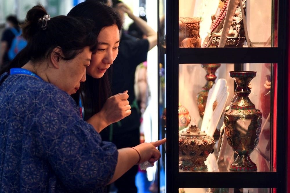 △2023年8月24日，參觀者在第十四屆中國—東北亞博覽會現(xiàn)場選購尼泊爾特色商品。