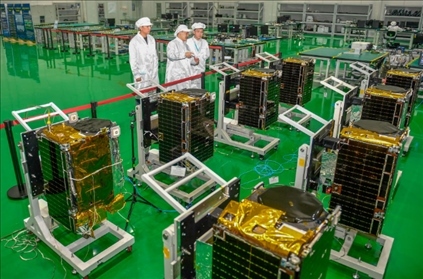 △2022年10月17日，位于吉林長春的長光衛(wèi)星技術(shù)股份有限公司科研人員在衛(wèi)星總裝測試大廳進(jìn)行相關(guān)測試工作。