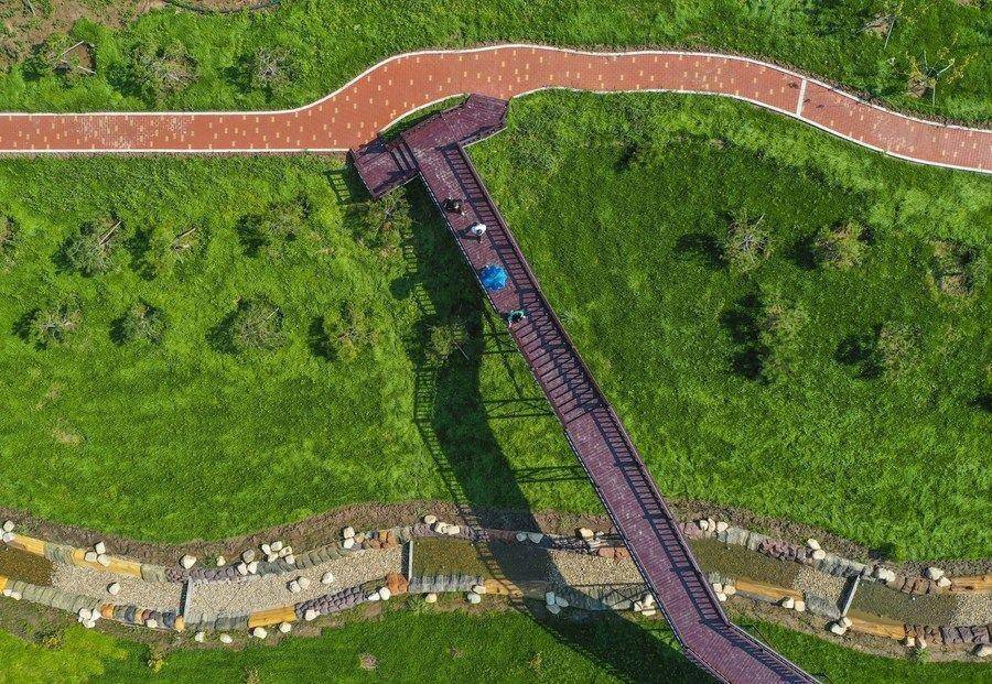 △游人在吉林長春市九臺區(qū)清水村千畝苗木花卉休閑旅游觀光產(chǎn)業(yè)園區(qū)參觀游覽。