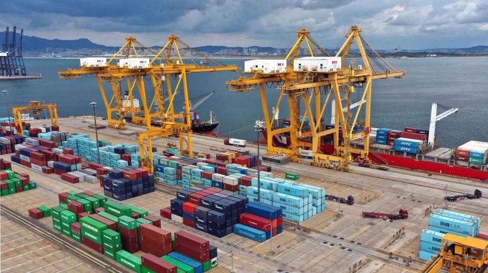 △在遼寧大連市遼寧港口集團(tuán)大連港集裝箱碼頭，貨輪在裝卸集裝箱。